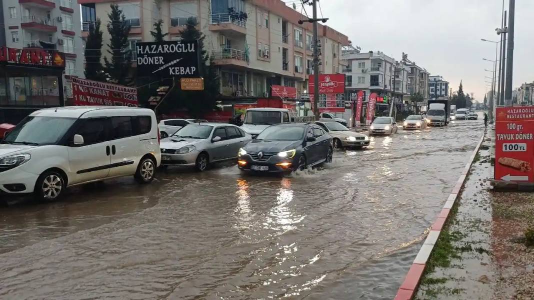 Sağanak Yağış Antalya’yı Vurdu: Araçlar Yolda Kaldı! 5